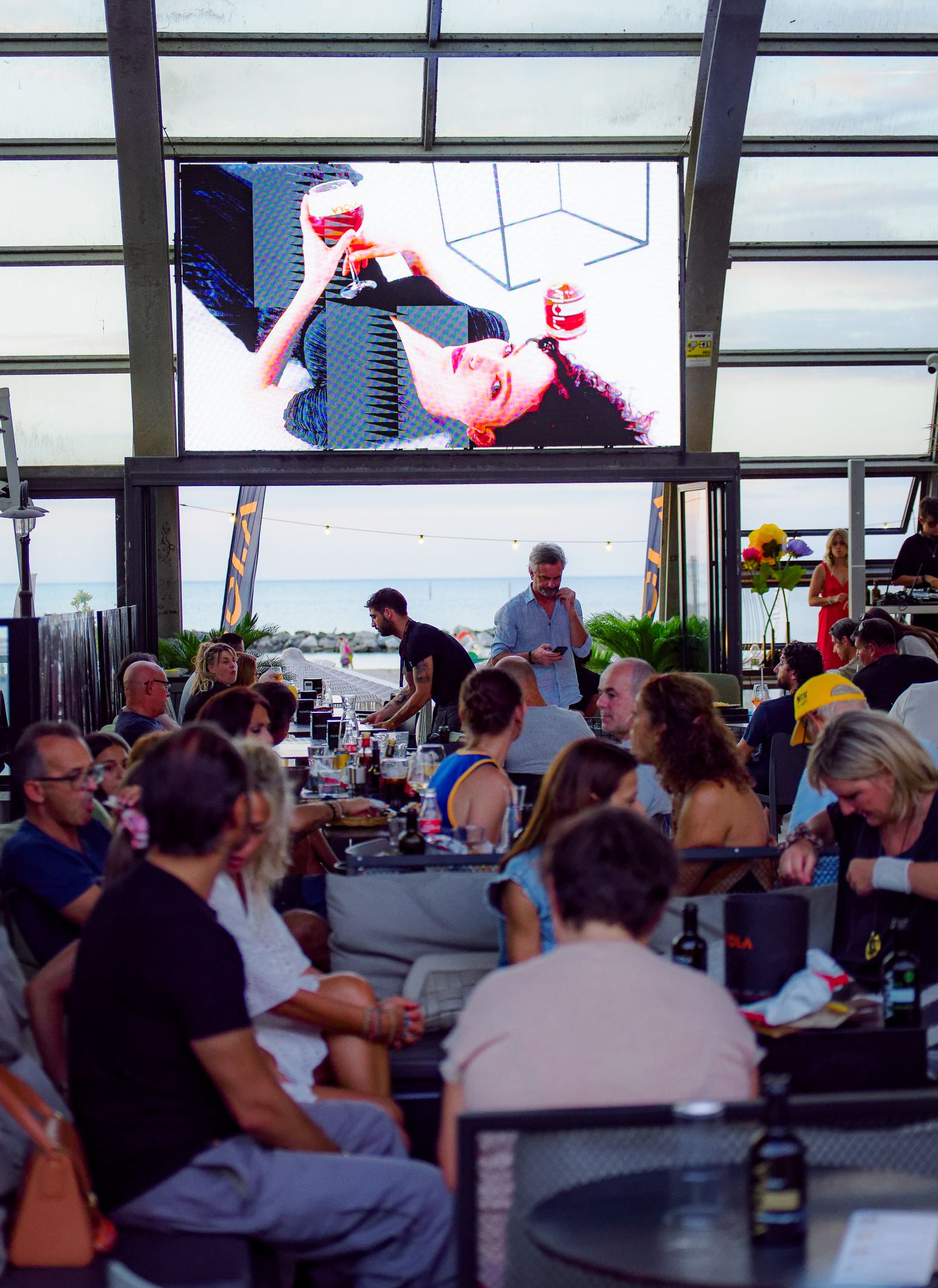 Il pubblico di una serata al racket bar