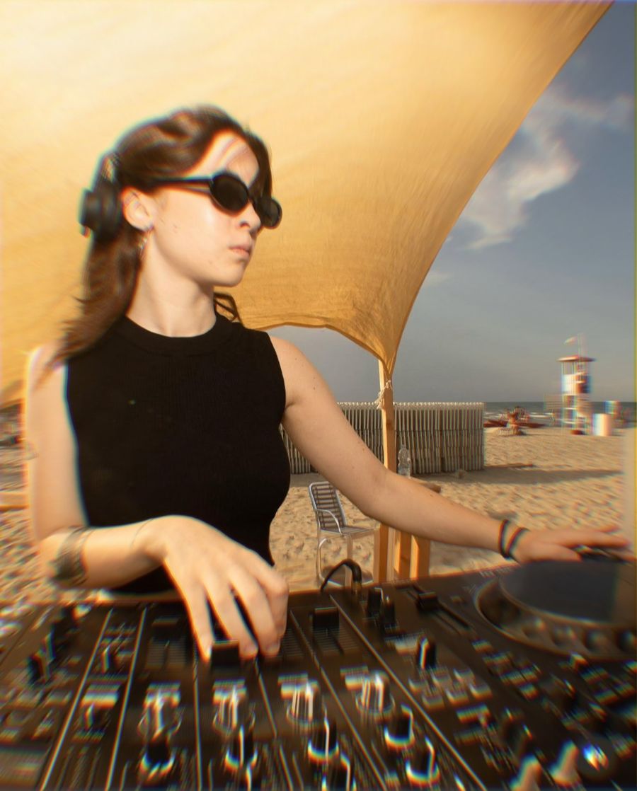 Dj Ester Simoncelli — Aperitivo speciale con Dj Ester Simoncelli