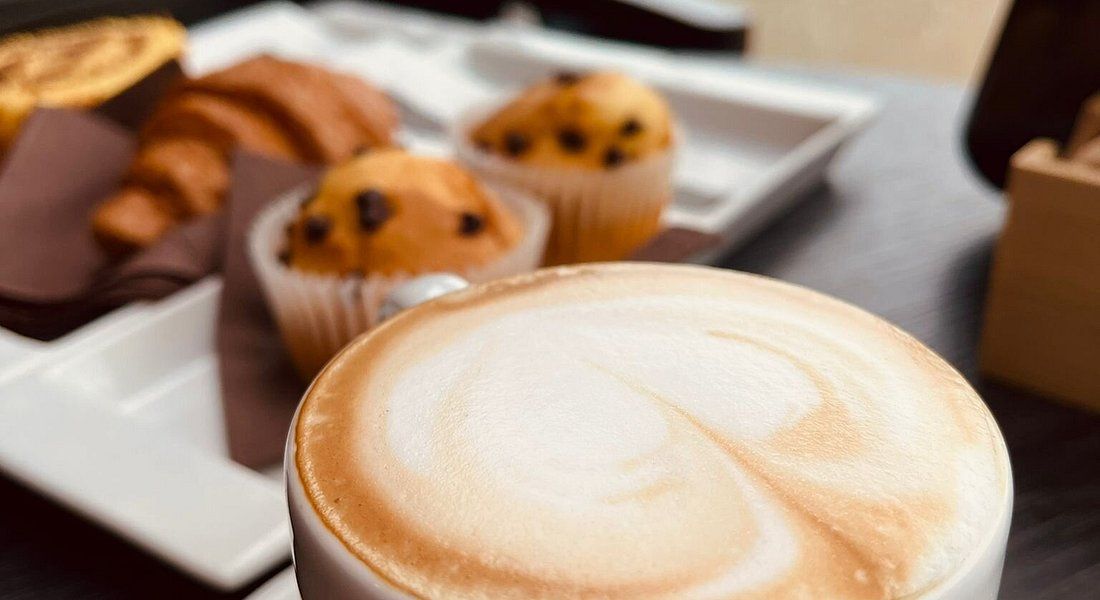 Colazione con cappuccino e dolci