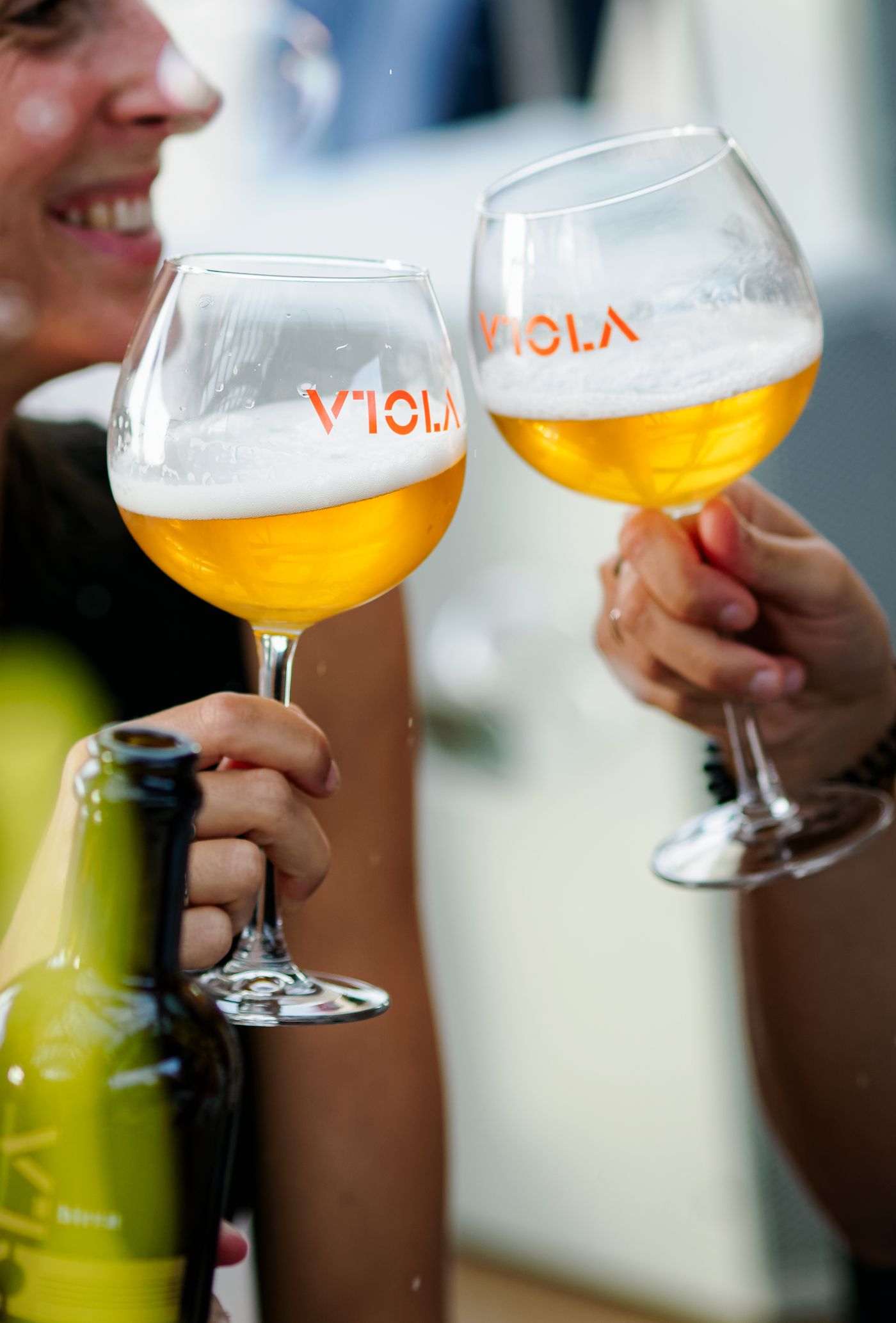 Brindisi con i calici al racket bar