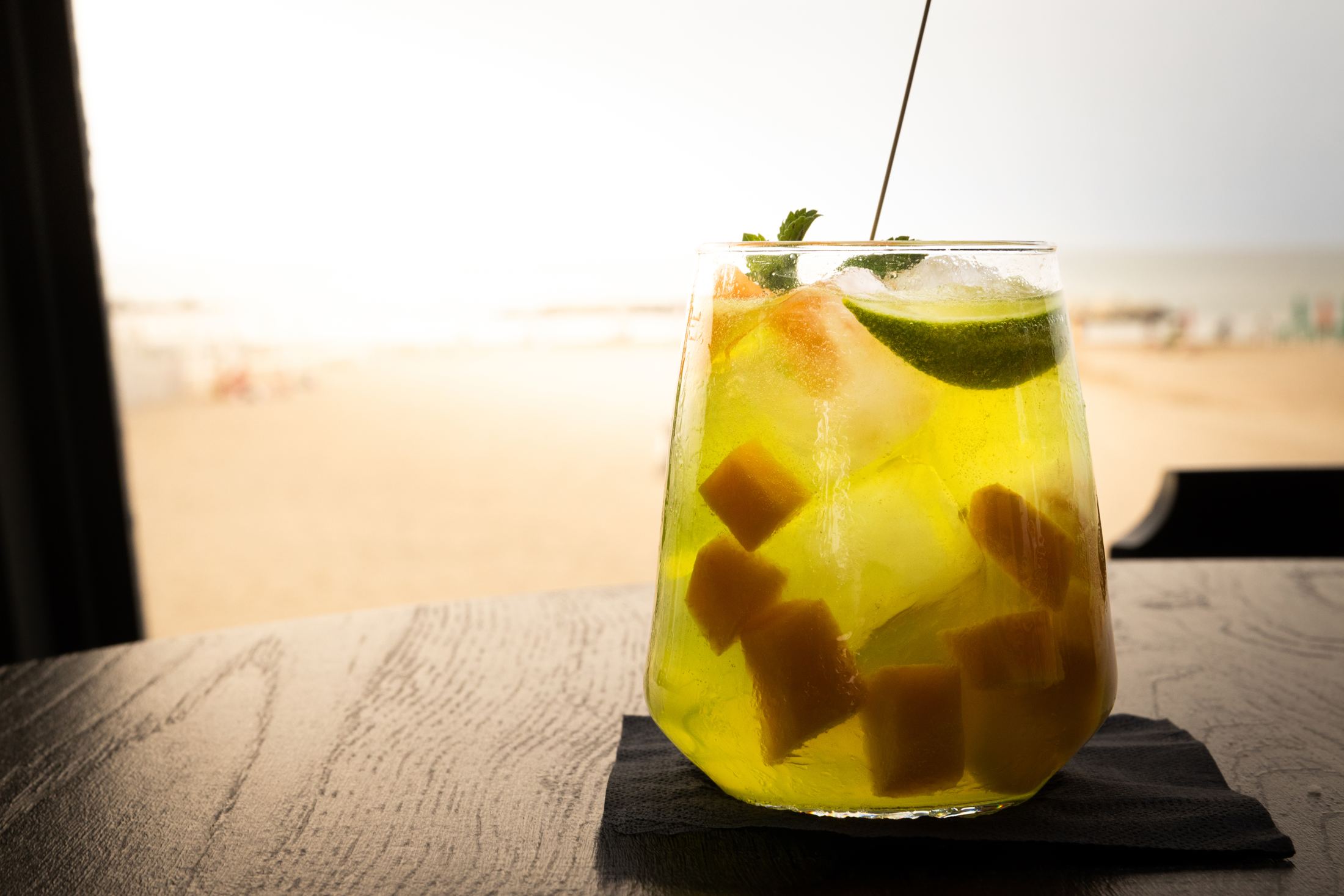 Cocktail sul mare al tramonto